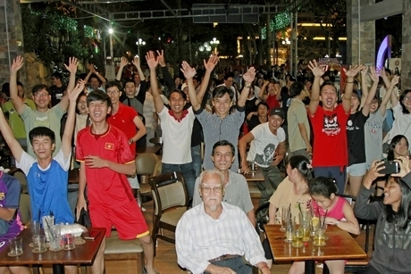  Tại một tụ điểm quán cà phê, thu hút lượng khách rất đông xem trước màn hình 300 inch.