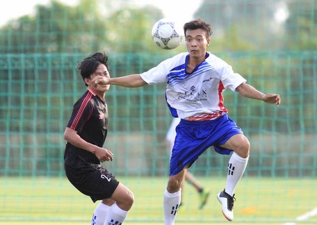 Trận bán kết 1, Ali C Đấu FC (áo đen) thắng Relax FC 3-0.