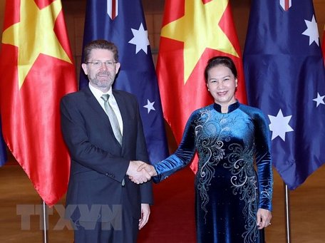 Chủ tịch Quốc hội Nguyễn Thị Kim Ngân đón Chủ tịch Thượng viện Australia Scott Ryan. (Ảnh: Trọng Đức/TTXVN)