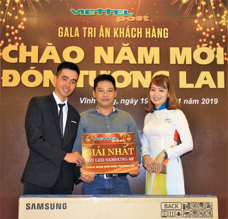 Lãnh đạo Viettel Post Vĩnh Long trao giải nhất cho khách hàng may mắn trong Gala.