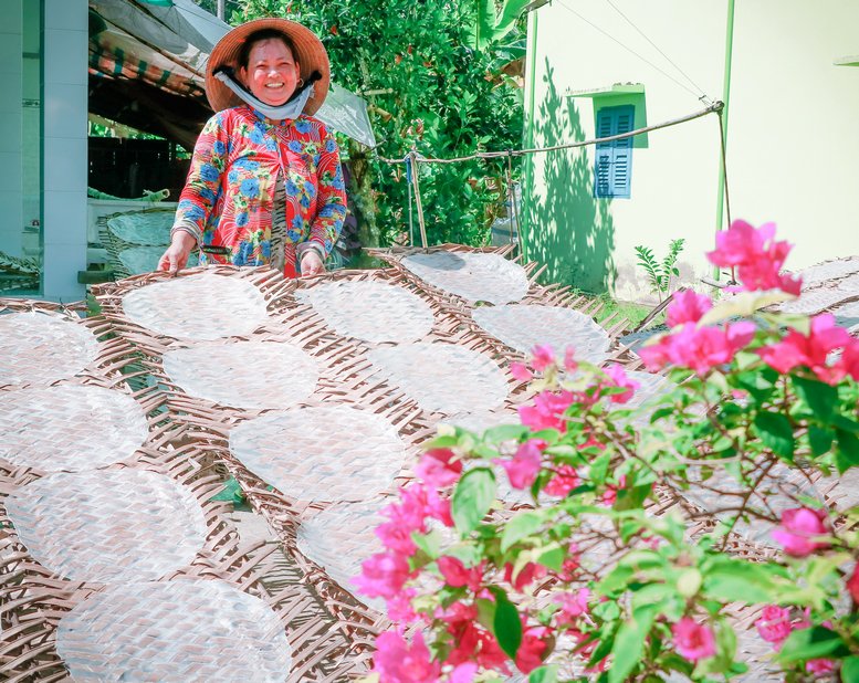 Thu nhập từ công việc làm bánh tuy không cao nhưng giúp nhiều hộ dân ở làng nghề có cuộc sống ổn định, hứa hẹn một cái tết sung túc.