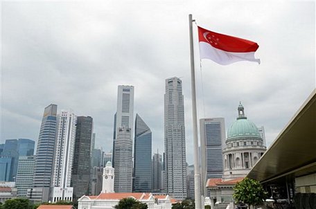 Quốc kỳ Singapore trên một tòa nhà Bảo tàng Quốc gia Singapore. (Ảnh: AFP/TTXVN)