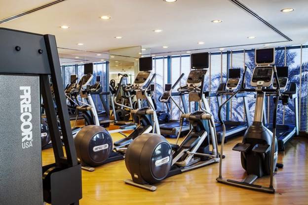 Các cầu thủ tuyển Việt Nam cũng có thể rèn luyện sức khỏe tại phòng tập gym đầy đủ thiết bị hoặc tận hưởng một trong nhiều liệu pháp chăm sóc toàn thân tại khu vực spa. Ảnh: Booking.