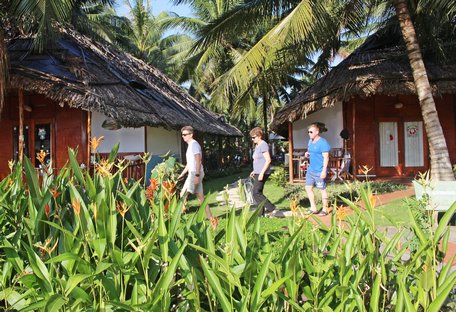 Du khách đến nghỉ dưỡng tại Coco Riverside Logde, góp phần tiêu thụ sản phẩm tại địa phương.