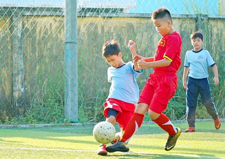  Pha tranh bóng khối lớp 5 Trường Tiểu học Hùng Vương, nhằm chuẩn bị cho giải đấu này. 