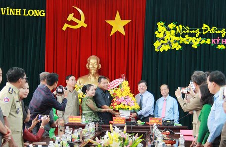 Bí thư Tỉnh ủy- Trần Văn Rón tặng quà lưu niệm cho lãnh đạo tỉnh Kampong Speu.