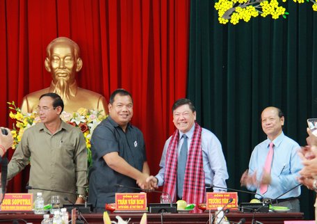 Lãnh đạo tỉnh Kampong Speu tặng quà lưu niệm cho lãnh đạo tỉnh Vĩnh Long.