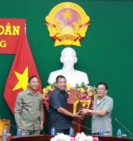 Ông Trần Hoàng Tựu- Tỉnh ủy viên, Phó Chủ tịch UBND tỉnh Vĩnh Long đại diện lãnh đạo UBND tỉnh tiếp đoàn Kampong Speu.