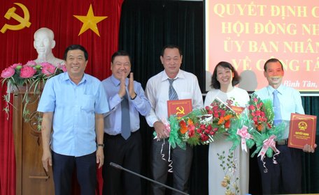 Bí thư Tỉnh ủy- Trần Văn Rón và ông Bùi Văn Nghiêm- Phó Chủ tịch HĐND tỉnh trao quyết định và tặng hoa cho các đồng chí tại huyện Bình Tân.