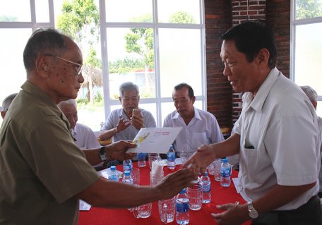 Dịp này, Tỉnh ủy Vĩnh Long, đồng chí Nguyễn Ký Ức- nguyên Bí thư Tỉnh ủy Vĩnh Long và Công ty CP bê tông 620 Châu Thới tặng nhiều phần quà đến các đồng chí cán bộ hưu và gia đình nuôi chứa lãnh đạo Tỉnh ủy trong kháng chiến.  