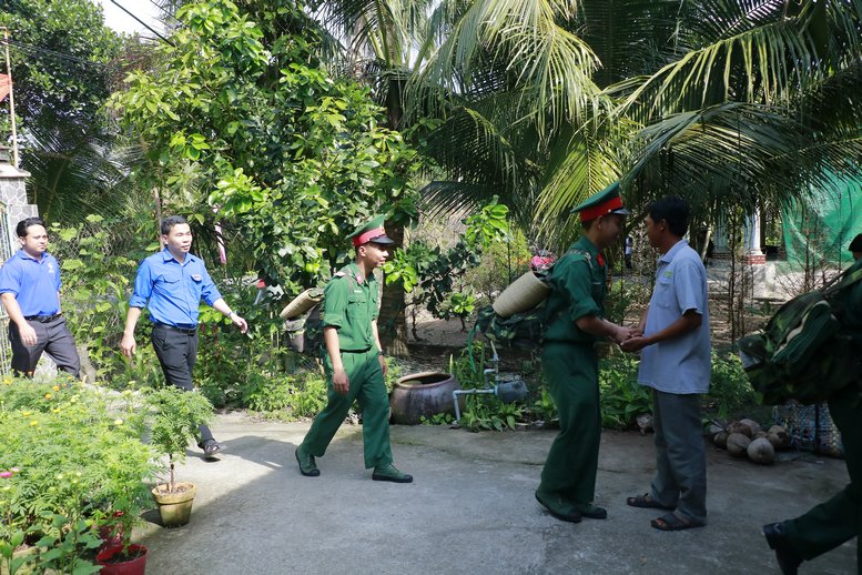 Bộ đội và đoàn viên tham gia Tết Quân dân được người dân chào đón niềm nở và bố trí nơi ăn ngủ như người thân trong gia đình.