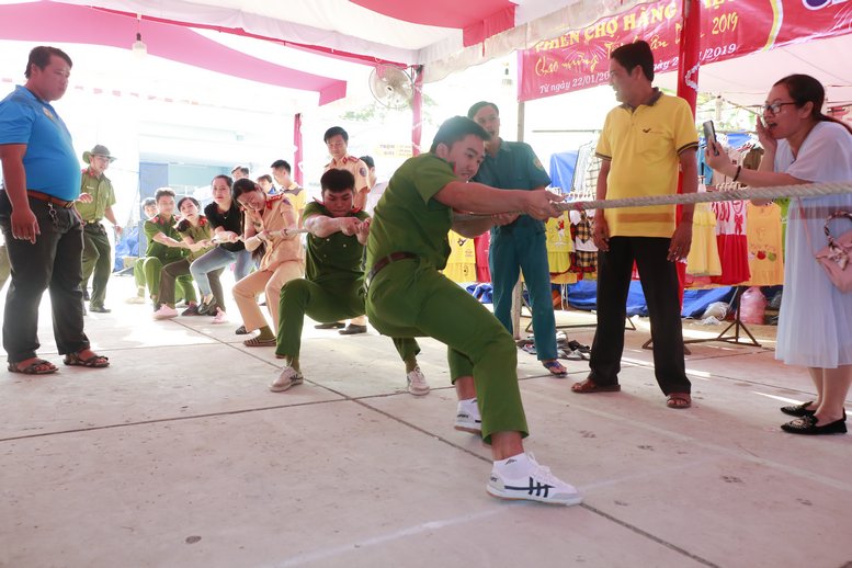 Các trò chơi dân gian cũng thu hút nhiều thanh niên và người dân địa phương tham gia.