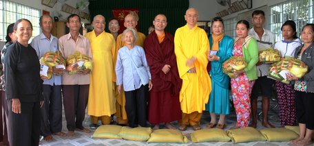 Đoàn trao quà cho các hộ nghèo tại xã Tân Hội (TP Vĩnh Long)