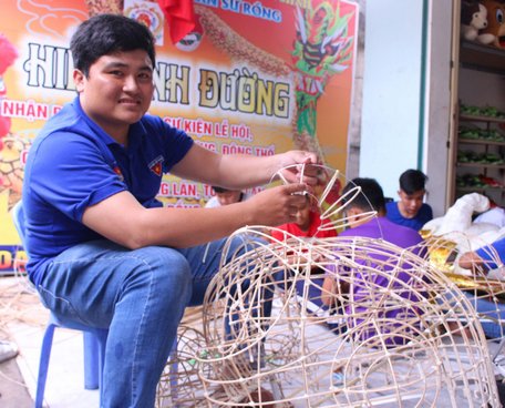 Theo anh Tánh Anh làm đầu lân trải qua nhiều công đoạn, đòi hỏi sự tỉ mỉ và cái tâm của nghệ nhân.