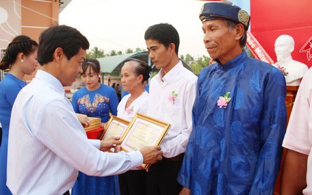 Ông Lê Phi Long- Chủ tịch UBND huyện tặng giấy khen cho các cá nhân có thành tích xuất sắc trong xây dựng NTM. 