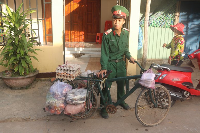 Một hình ảnh đời thường và cũng là nhiệm vụ của chiến sĩ mới.