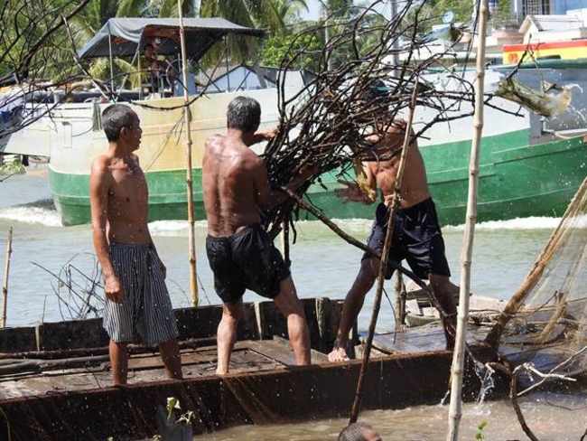 Chà được người tham gia lặn rút lên và chuyền tay nhau đưa ra ngoài lưới.