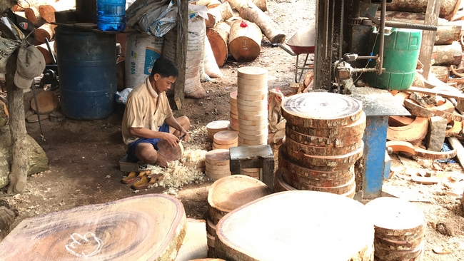 Hầu hết các công đoạn làm thớt gỗ đều sử dụng máy móc, tuy nhiên công đoạn chà láng phải làm thủ công.