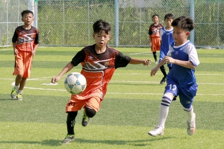 Pha tranh bóng trận Trường TH Lê Lợi (áo cam) gặp Trường TH Thiềng Đức.
