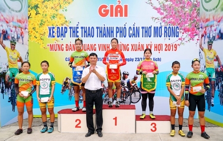BTC trao thưởng cho các VĐV nữ đạt giải.