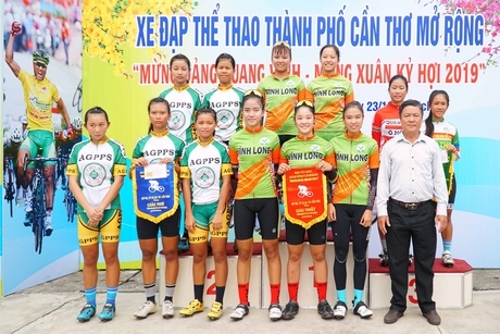 Đội nữ RD Vĩnh Long nhất đồng đội.