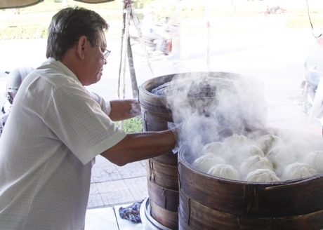 Bánh bao hấp trong xửng tre, khi mở ra làn hơi nước bốc mùi thơm bay xa.