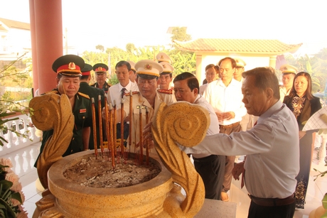 Các đồng chí lãnh đạo Tỉnh ủy- HĐND- UBND- UBMTTQ Việt Nam tỉnh  viếng, thắp hương tại nhà bia tưởng niệm 35 liệt sĩ hy sinh tại sân bay Vĩnh Long.