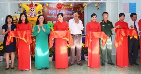 Đại biểu cắt băng khai mạc Hội Báo Xuân 2019.