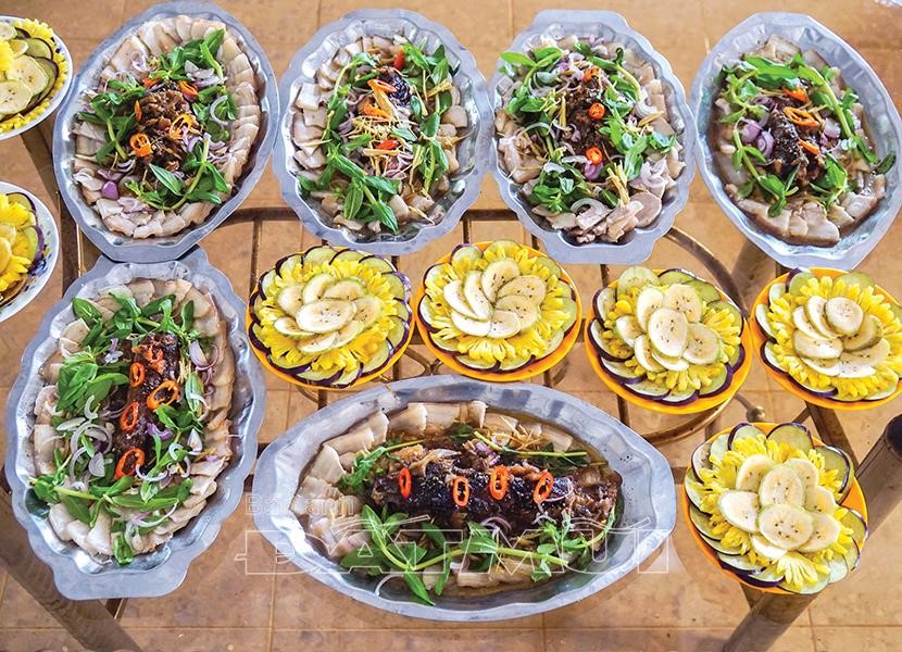 Mắm chưng ăn kèm với thịt ba rọi - món ngon khó cưỡng trong ẩm thực Cà Mau.