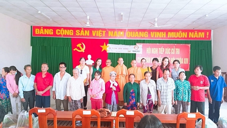Phần quà tuy không lớn nhưng giúp mọi người có cái tết sung túc hơn.