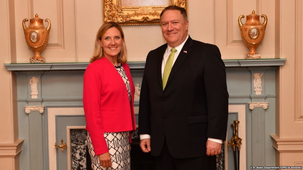 Thứ trưởng Ngoại giao Mỹ Andrea Thompson (trái) và Ngoại trưởng Mỹ Mike Pompeo. Ảnh: rferl.org