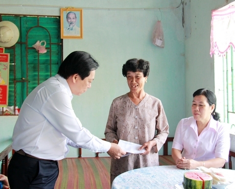 Bí thư Huyện ủy Bình Tân Trương Thành Dãnh tặng quà cho gia đình bà Nguyễn Thị Lành- Chiến sĩ cách mạng bị địch bắt tù đày.
