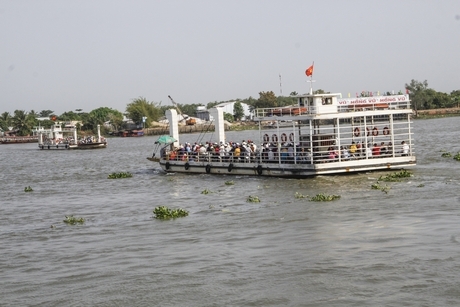 Bến khách ngang sông An Bình- TP Vĩnh Long có đông hành khách qua lại, cần được quan tâm công tác đảm bảo ATGT.