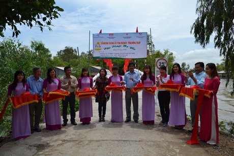 Anh Huỳnh Hồng Thông (thứ 2 từ phải qua) cắt băng khánh thành Cầu Tâm Thành 3 (xã Phú Cường, huyện Tam Nông- Đồng Tháp)