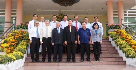 Lãnh đạo tỉnh cùng chụp hình với đoàn.