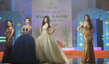 Các thí sinh trong phần thi trang phục dạ hội.