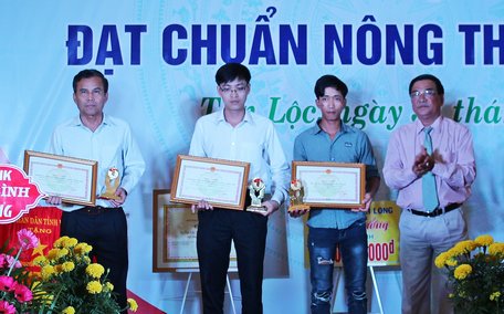 Phó Chủ tịch UBND tỉnh- Trần Hoàng Tựu trao bằng khen của UBND tỉnh cho các doanh nghiệp, hộ gia đình xuất sắc trong xây dựng NTM.