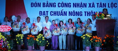 Các cán bộ hưu trí tại địa phương được tặng quà tết từ Công ty TNHH 1TV Xổ số kiến thiết Vĩnh Long.