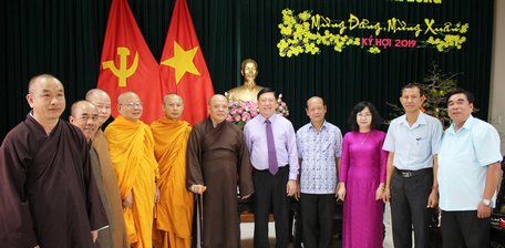 Lãnh đạo tỉnh cùng chụp ảnh lưu niệm với đoàn.