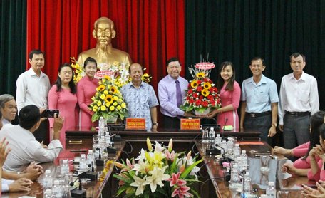  Văn phòng Tỉnh ủy trao tặng hoa và gửi lời chúc mừng năm mới đến Bí thư Tỉnh ủy và Phó Bí thư Thường trực Tỉnh ủy.