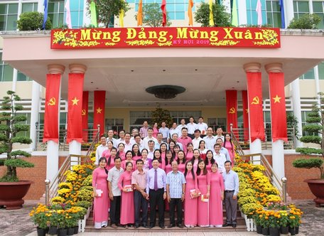Lãnh đạo Tỉnh ủy chụp ảnh lưu niệm cùng toàn thể CBCC-NLĐ Văn phòng Tỉnh ủy
