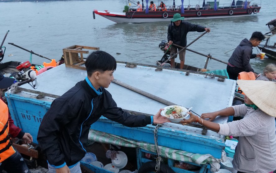  Những món ăn nóng hổi được bán ngay trên ghe.