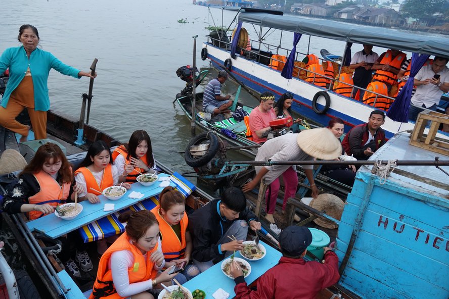 Thưởng thức món ăn giữa mênh mông sông nước là một trải nghiệm thú vị.