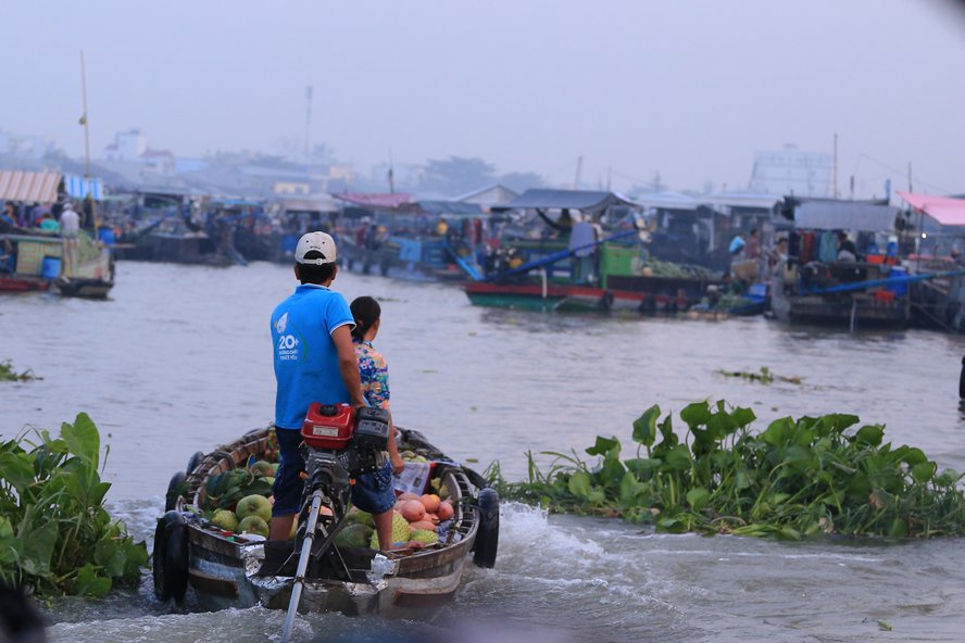 Những ghe chở trái cây “bao ngon” mời chào tận ghe du khách.