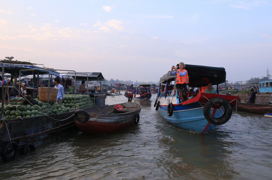 Với vẻ đẹp hiền hòa đặc trưng vùng sông nước, nơi đây thu hút khá đông du khách nước ngoài.