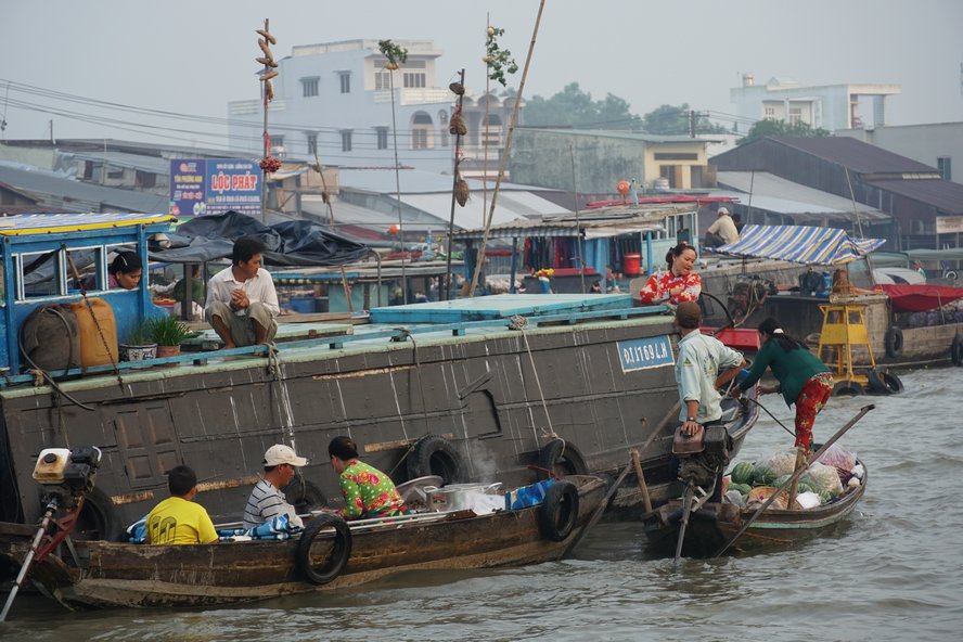  Dễ dàng bắt gặp những phút giây nhộn nhịp xen lẫn bình dị tại chợ nổi.