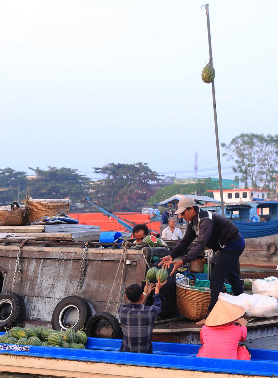 Tầm 6 - 7 giờ sáng, không khí buôn bán trở nên tấp nập với những loại mặt hàng phong phú, đa dạng.