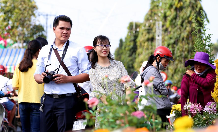  Những đôi nam thanh nữ tú cũng không bỏ lỡ dịp may được chụp hình cùng hoa lá mùa xuân.