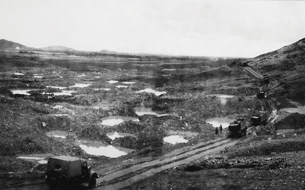 Suốt 16 năm, chiến trường Trường Sơn hứng chịu hơn 4 triệu tấn bom mìn do không quân Mỹ trút xuống. Trên toàn tuyến đường có tới 2.500 trọng điểm đánh phá. Trong ảnh là trọng điểm ngã ba Đồng Lộc (Hà Tĩnh), đoàn xe di chuyển qua khu vực dày đặc hố bom.