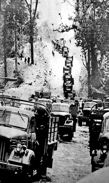 Bất chấp bom đạn và chất độc hóa học, những đoàn xe vẫn tiến về miền Nam.